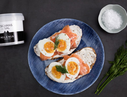 TOASTS DE SAUMON FUMÉ AVEC ŒUF DUR