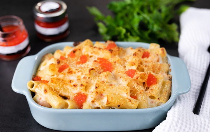 macarrones con gambas y queso y sal esferificada picante milenia