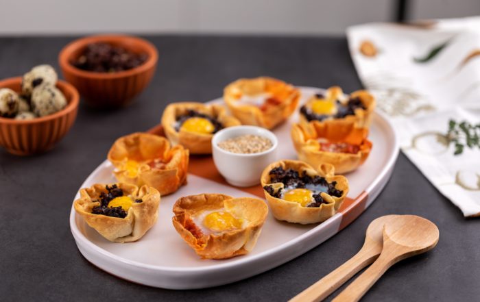 cestitas de morcilla, sobrasada y huevo