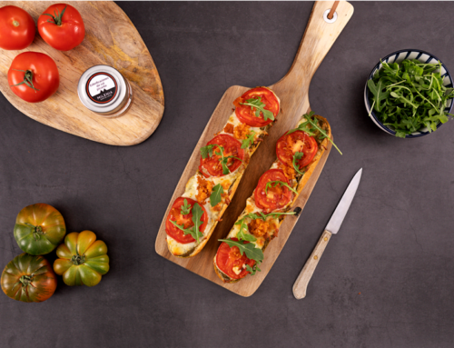 PANINIS GRATINADOS DE PESTO, TOMATE Y ESFERIFICACIONES DE SAL PICANTE