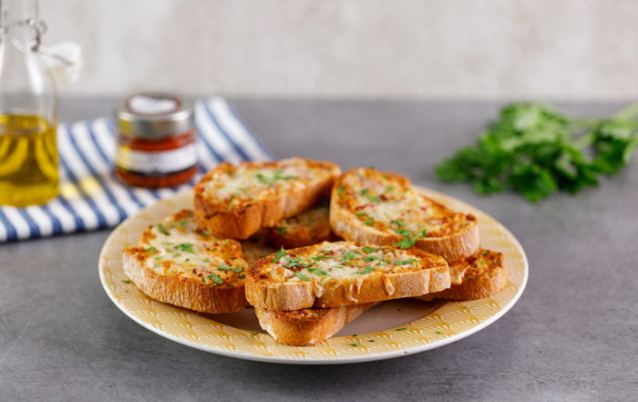 pan de ajo con esferificaciones de sal picante milenia