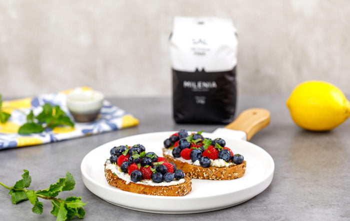 tostadas de queso y frutos rojos con sal milenia