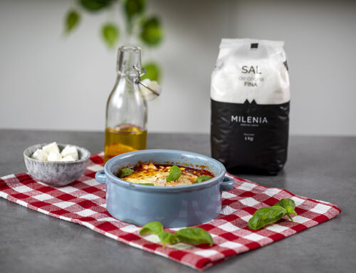 CAZUELA DE TOMATE, FETA, HUEVOS Y SAL DE COCINA MILENIA