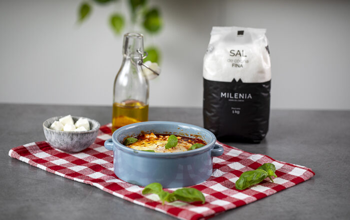 cazuela tomate, feta, huevos y sal cocina